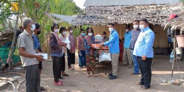 លោក សេង វិចិត្រ អភិបាលស្តីទី ស្រុក រលាប្អៀរ បាននាំយកអំណោយចែកជូនប្រជាពលរដ្ឋក្រីក្រ រស់នៅភូមិក្នុង ឃុំស្វាយជ្រុំ