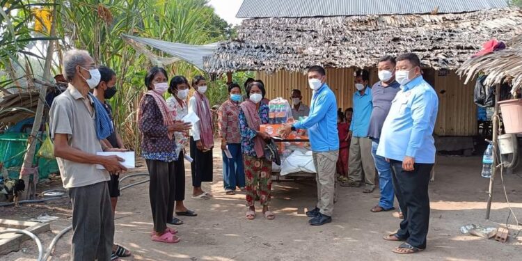 លោក សេង វិចិត្រ អភិបាលស្តីទី ស្រុក រលាប្អៀរ បាននាំយកអំណោយចែកជូនប្រជាពលរដ្ឋក្រីក្រ រស់នៅភូមិក្នុង ឃុំស្វាយជ្រុំ