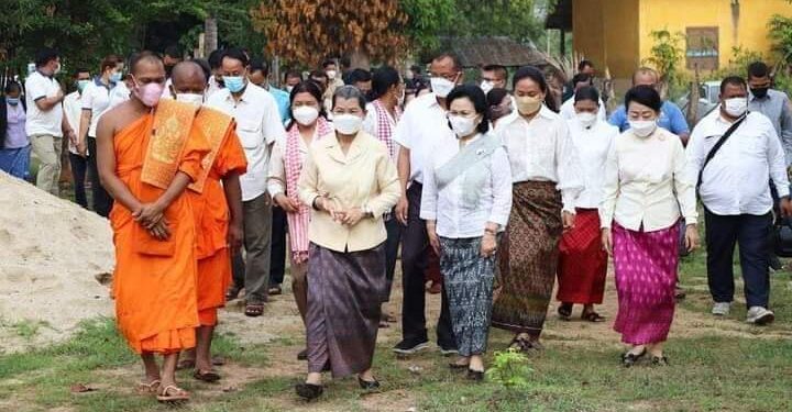 លោកជំទាវកិត្តិសង្គហបណ្ឌិត ម៉ែន សំអន ថ្វាយបង្គំ ព្រះសព ព្រះមហាថេរបញ្ញានន្ទោ សំ បុណ្យសាន្ដ!!!