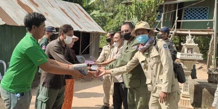 ពលរដ្ឋមួយចំនួនតូច ប្រគល់ឧបករណ៍ឆក់ ជូនសមត្ថកិច្ចនឹងសន្យាបញ្ឈប់ការឆក់ត្រីតែនៅមួយចំនួនធំនៅតែគឃ្លេីន!!!