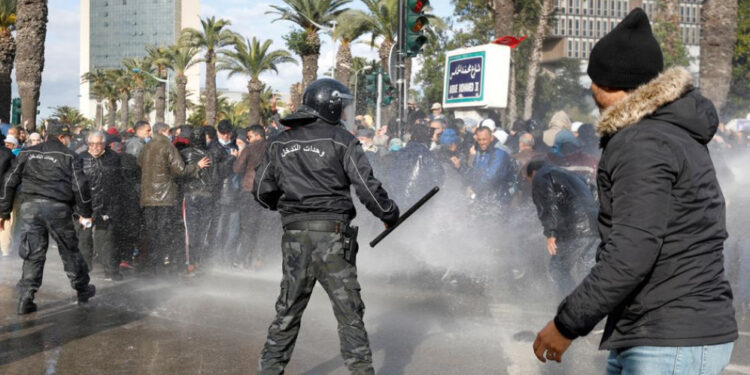 នគរបាលទុយនីស៊ីបានសម្លាប់បុរសម្នាក់ដែលជាការស្លាប់លើកដំបូងដែលនៅក្នុងការតវ៉ា