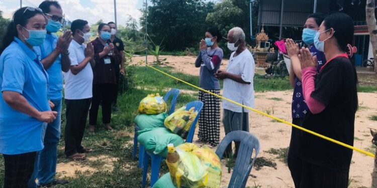 អំណោយរបស់សមាគមកម្មករសន្តិភាព ជូនដល់បងប្អូនកម្មករ-កម្មការិនីដែលកំពុងធ្វើចត្តាឡីស័កចំនួន ៧នាក់ ក្នុងស្រុកបាទី