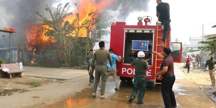 ទុរសេឆេះផ្ទះឈើប្រក់ស័ង្កសីអស់ចំនួន២ខ្នង មាន១ខ្នងឆេះអស់ទាំងស្រុង នៅក្រុងសិរីសោភ័ណ