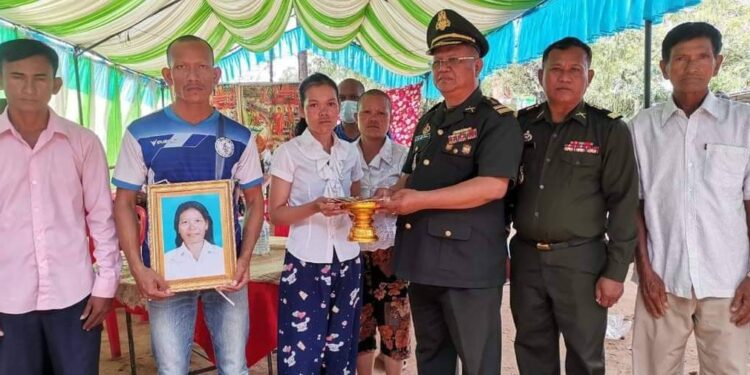 ប្រធានសមាគមអតីតយុទ្ធជនកម្ពុជាខេត្តកំពង់ឆ្នាំង ចាត់តាំងតំណាងនាំយកថវិកាបេឡាមរណៈសង្គ្រោះទៅប្រគល់ជូនគ្រួសារសពអតីតយុទ្ធជន ចំនួន៣គ្រួសារ ក្នុងស្រុកកំពង់ត្រឡាច និងស្រុកសាមគ្គីមានជ័យ