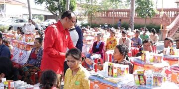 ឯកឧត្តមអភិបាលខេត្តកំពង់ឆ្នាំងនាំយកអំណោយមនុស្សធម៌របស់សាខាកាកបាទក្រហមកម្ពុជាខេត្តកំពង់ឆ្នាំងចែកជូនដល់ប្រជាពលរដ្ឋ ២២០ គ្រួសារដែលកំពុងរងគ្រោះដោយទឹកជំនន់!!!