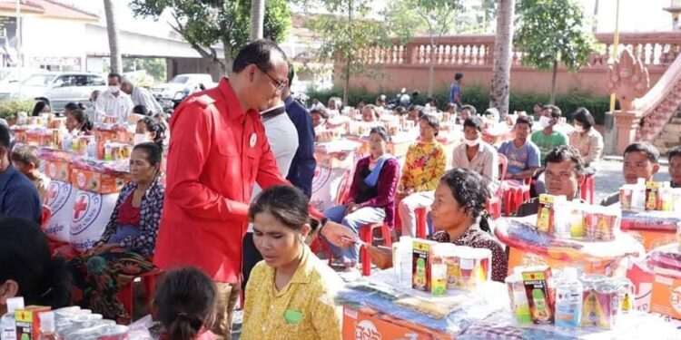 ឯកឧត្តមអភិបាលខេត្តកំពង់ឆ្នាំងនាំយកអំណោយមនុស្សធម៌របស់សាខាកាកបាទក្រហមកម្ពុជាខេត្តកំពង់ឆ្នាំងចែកជូនដល់ប្រជាពលរដ្ឋ ២២០ គ្រួសារដែលកំពុងរងគ្រោះដោយទឹកជំនន់!!!