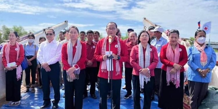 រដ្ឋបាលខេត្តកំពង់ឆ្នាំងដឹកនាំដោយឯកឧត្តម ស៊ុនសុវណ្ណារិទ្ធិ អញ្ជើញចុះជួបសាកសួរសុខទុក្ខ និង ផ្តល់អំណោយមនុស្សធម៌សាខាកាកបាទក្រហមកម្ពុជាខេត្តកំពង់ឆ្នាំង!!!