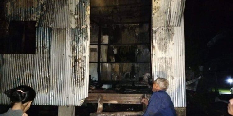 ផ្ទះប្រជាពលរដ្ឋមួយខ្នងនៅស្រុកកំពង់លែងត្រូវបានអគ្គីភ័យលេបត្របាក់ខ្ទេចគ្មានសល់!!!