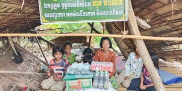 មេបញ្ជាការ តំបន់ប្រតិបត្តិការសឹករង កំពង់ឆ្នាំង នាំយកអំណោយរបស់ ឯកឧត្តម មេបញ្ជាការ កងទ័ពជើងគោក និងលោកជំទាវ ឧបត្ថម្ភដល់ប្រជាពលរដ្ឋដែលត្រូវអគ្គិភ័យឆេះ និងខ្យល់បក់រលំផ្ទះ ក្នុងស្រុកកំពង់លែង