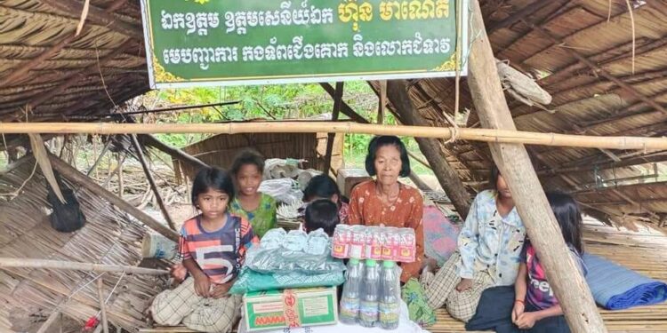 មេបញ្ជាការ តំបន់ប្រតិបត្តិការសឹករង កំពង់ឆ្នាំង នាំយកអំណោយរបស់ ឯកឧត្តម មេបញ្ជាការ កងទ័ពជើងគោក និងលោកជំទាវ ឧបត្ថម្ភដល់ប្រជាពលរដ្ឋដែលត្រូវអគ្គិភ័យឆេះ និងខ្យល់បក់រលំផ្ទះ ក្នុងស្រុកកំពង់លែង