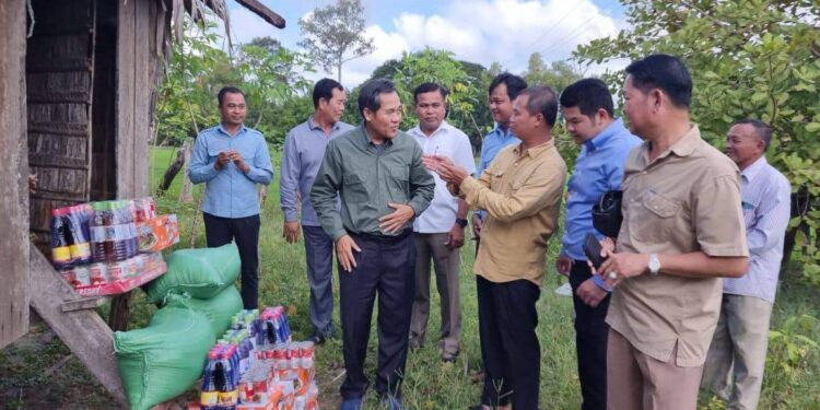 ឯកឧត្ដម អុិត សុធា អញ្ជេីញចុះសួរសុខទុក្ខ និងនាំយកអំណោយរបស់សម្តេចចៅហ្វាវាំងគង់ សំអុលចែកជូនប្រជាពលរដ្ឋនៅឃុំពេជ្រចង្វារ !!!