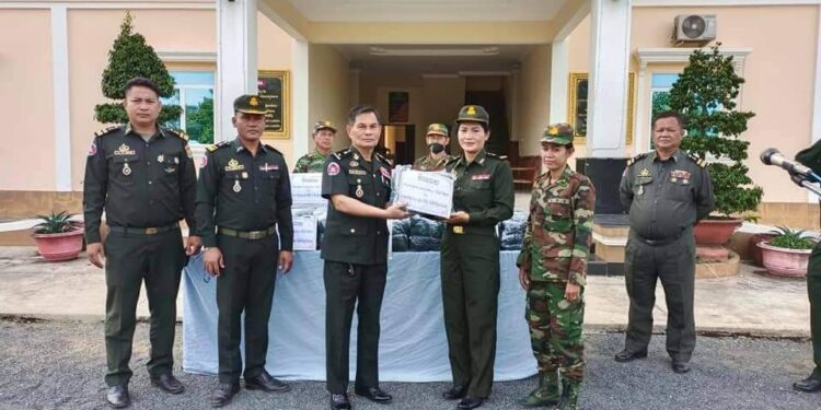 មេបញ្ជាការតំបន់ប្រតិបត្តិការសឹករងកំពង់ឆ្នាំងនាំយកអំណោយរបស់សម្ដេចអគ្គមហាសេនាបតីតេជោហ៊ុនសែននិងលោកជំទាវ ចែកជូនដល់គ្រប់បណ្ដាអង្គភាពចំណុះឲ្យតំបន់ប្រតិបត្តិការសឹករងកំពង់ឆ្នាំង!!!      