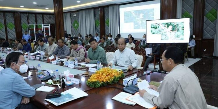 បន្ទាប់ពីអញ្ជើញចុះពិនិត្យទីតាំងដីរួចមកថ្នាក់ដឹកនាំរាជរដ្ឋាភិបាលបានបើកកិច្ចប្រជុំមួយបន្តទៀតនៅសាលាខេត្តកំពង់ឆ្នាំង!