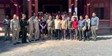 ឯកឧត្តម ស៊ុន សុវណ្ណារិទ្ធិ អភិបាលខេត្តកំពង់ឆ្នាំងបានចុះដល់មូលដ្ឋានក្នុងឃុំមេលំស្រុកបរិបូណ៌ដើម្បីដោះស្រាយបញ្ហាទំនាស់ដីធ្លី រវាងប្រជាពលរដ្ឋ និង ឯកឧត្តម យូរ ប៉ាសិទ្ធិ!!!